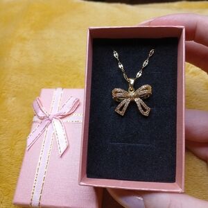 Bow pendant necklace